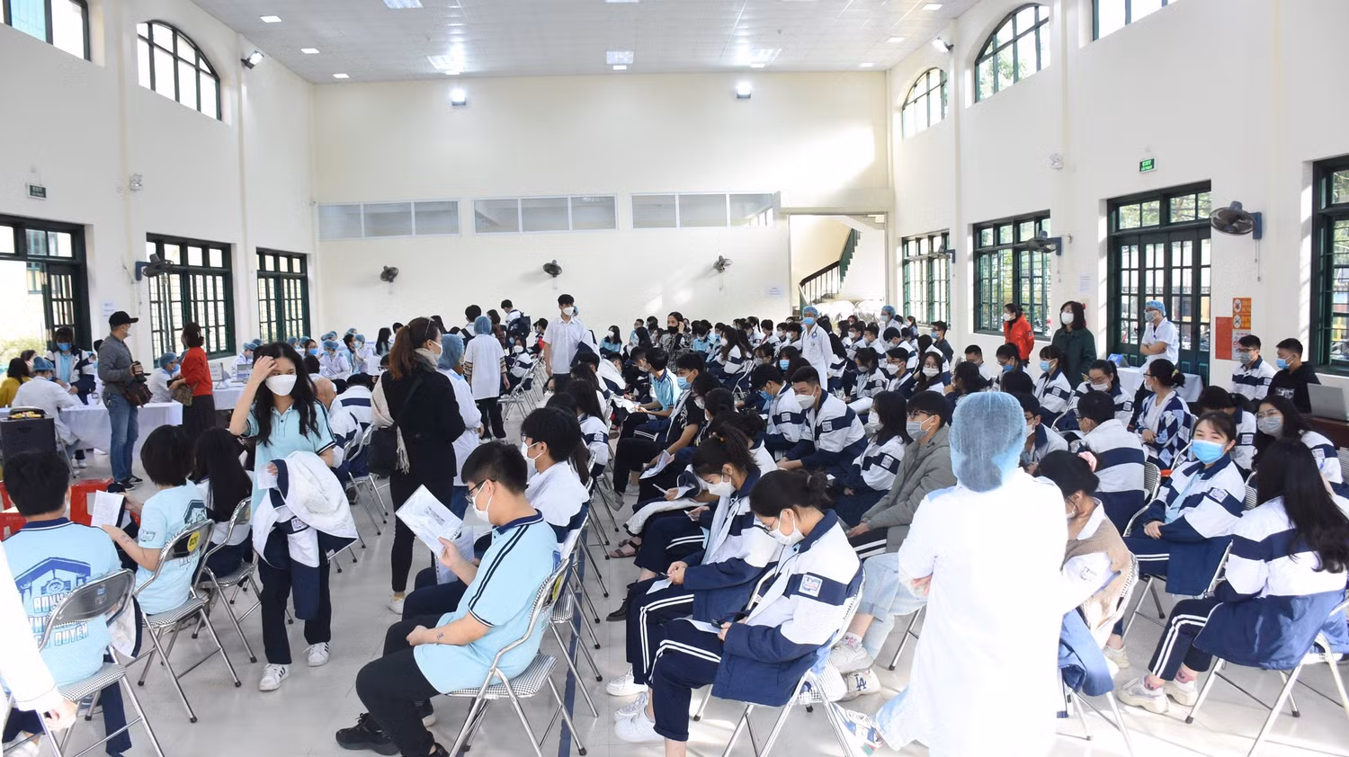 Điểm tiêm tại trường Trung học phổ thông Ngô Quyền (Ảnh: NH) Điểm tiêm tại trường Trung học phổ thông Ngô Quyền (Ảnh: NH)