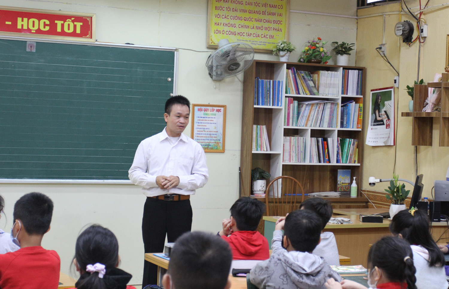 Thầy giáo Nguyễn Minh Hải luôn đi đầu trong phong trào ứng dụng công nghệ thông tin trong công tác quản lý và giảng dạy (ảnh: PL)