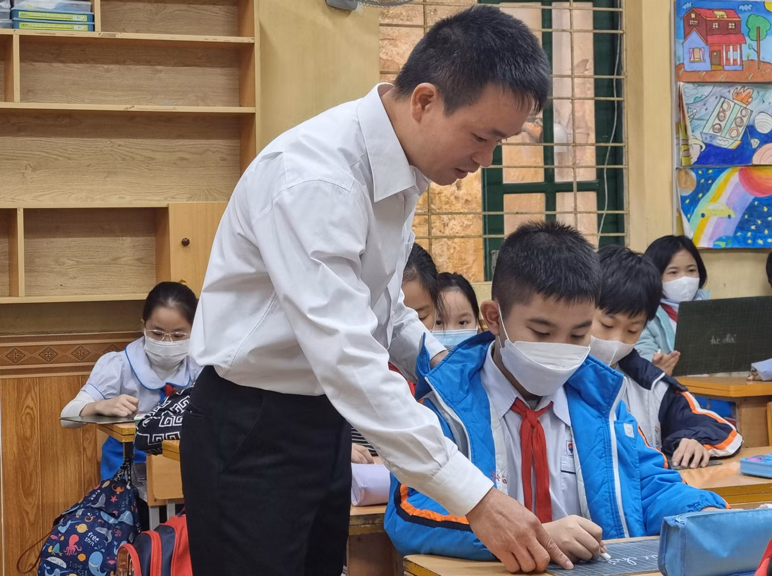 Thầy giáo Hải mong muốn thông qua công nghệ thông tin “mở ra nguồn tri thức khổng lồ” để tiếp cận với các môn học, nội dung học tập hội nhập, xu thế giáo dục quốc tế (Ảnh: PL)