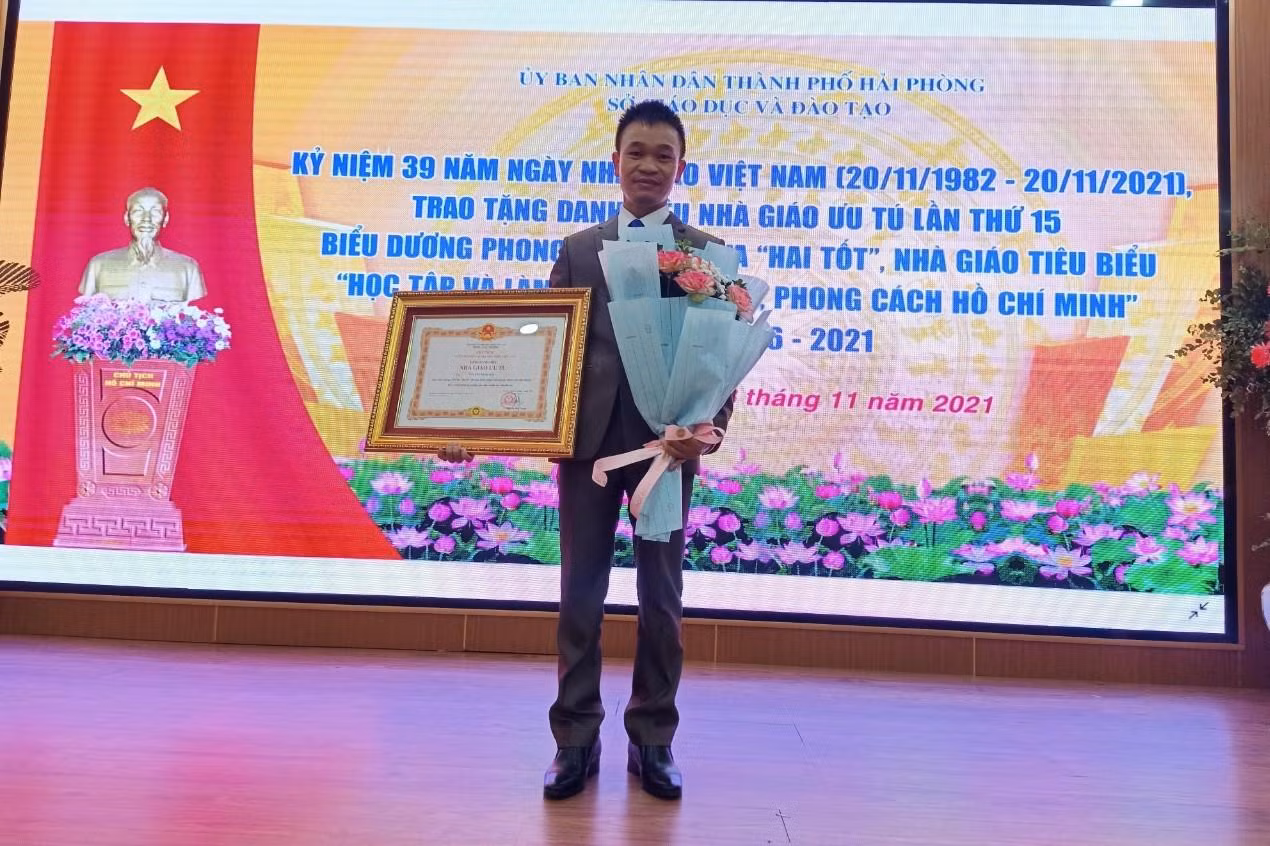 Thầy giáo Nguyễn Minh Hải được Chủ tịch nước Cộng hòa xã hội Chủ nghĩa Việt Nam phong tặng danh hiệu “Nhà giáo Ưu tú” (Ảnh: NVCC)