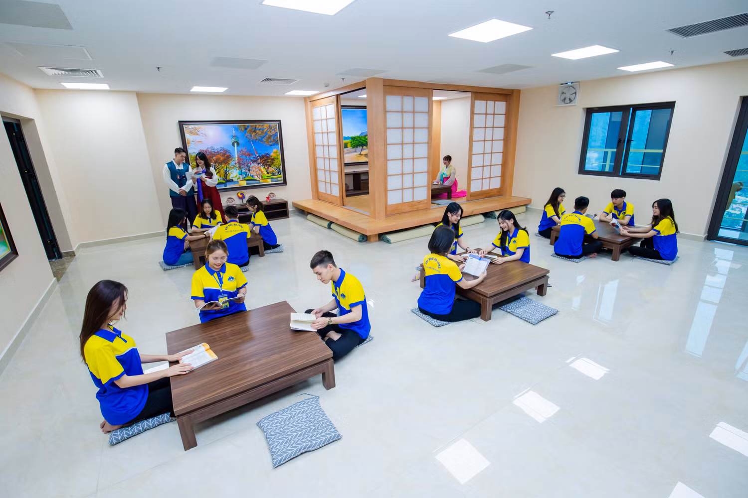Sinh viên học tập tại không gian văn hóa Hàn Quốc (Ảnh: NTCC)