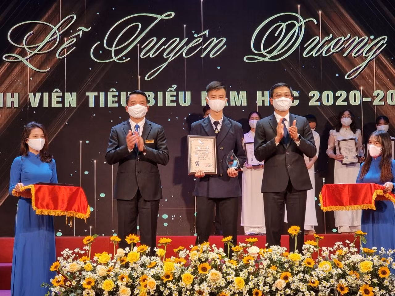 Phó Giáo sư. Tiến sĩ Nguyễn Khắc Khiêm – Bí thư Đảng ủy, Chủ tịch Hội đồng Trường và ông Bùi Văn Kiệm - Giám đốc Sở Giáo dục và Đào tạo Hải Phòng trao thưởng cho sinh viên tiêu biểu (ảnh: Phương Linh)