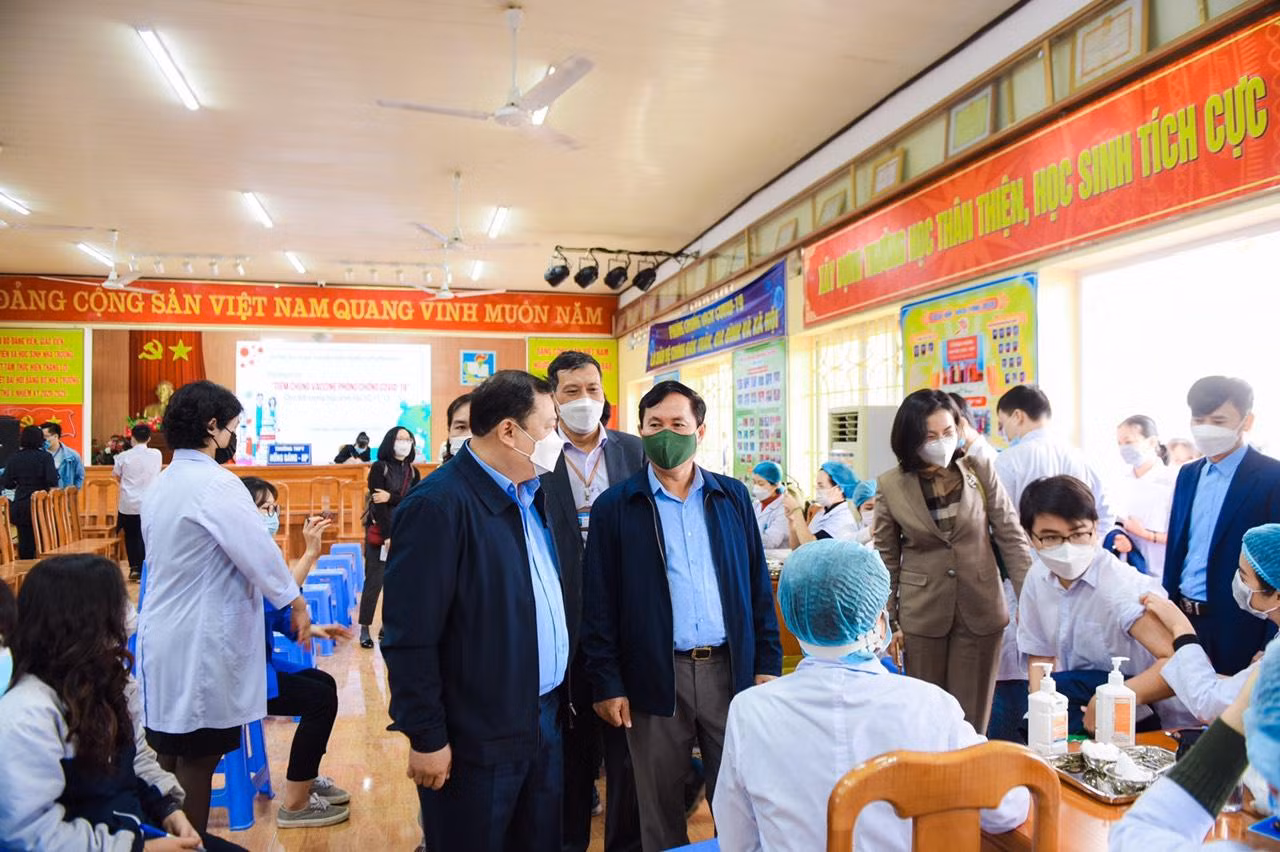 Lãnh đạo quận Hồng Bàng tới thăm và động viên học sinh tham gia đợt tiêm đầu tiên (Ảnh: PL) Lãnh đạo quận Hồng Bàng tới thăm và động viên học sinh tham gia đợt tiêm đầu tiên (Ảnh: PL)
