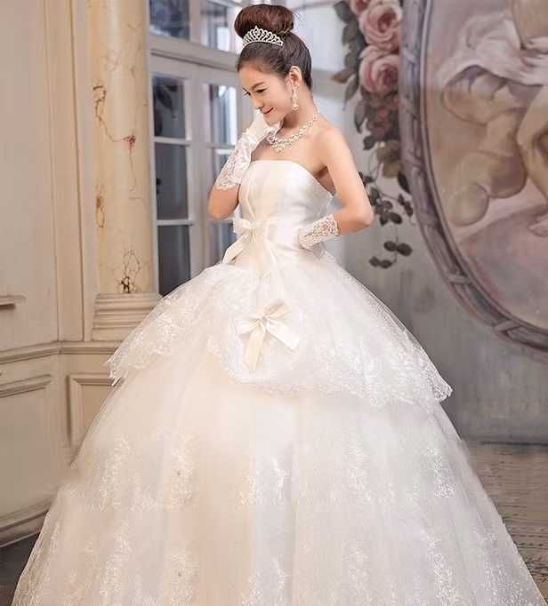 Ren trắng là chất liệu được rất nhiều cô dâu trẻ yêu thích, bởi lẽ nó giúp khoe gu thẩm mỹ tinh tế, vẻ đẹp nhẹ nhàng, thanh lịch. (Ảnh:H) Xem thêm: Thời trang váy cưới 2012 / Bộ sưu tập váy xinh dành cho quý cô công sở. Ren trắng là chất liệu được rất nhiều cô dâu trẻ yêu thích, bởi lẽ nó giúp khoe gu thẩm mỹ tinh tế, vẻ đẹp nhẹ nhàng, thanh lịch. (Ảnh:H) Xem thêm: Thời trang váy cưới 2012 / Bộ sưu tập váy xinh dành cho quý cô công sở.