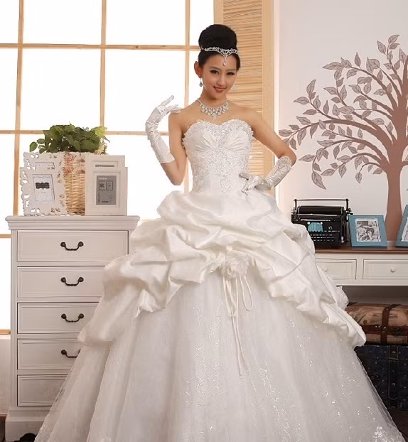 Nếu địa điểm tổ chức đám cưới của bạn là một khách sạn thoáng mát, cảnh sắc hữu tình, đừng ngại ngần diện ngay chiếc váy cưới tuyệt đẹp này, bạn sẽ vô tình hóa thân thành "công chúa" bước ra từ cổ tích. (Ảnh:H) Xem thêm: Thời trang váy cưới 2012 / Bộ sưu tập váy xinh dành cho quý cô công sở. Nếu địa điểm tổ chức đám cưới của bạn là một khách sạn thoáng mát, cảnh sắc hữu tình, đừng ngại ngần diện ngay chiếc váy cưới tuyệt đẹp này, bạn sẽ vô tình hóa thân thành "công chúa" bước ra từ cổ tích. (Ảnh:H) Xem thêm: Thời trang váy cưới 2012 / Bộ sưu tập váy xinh dành cho quý cô công sở.