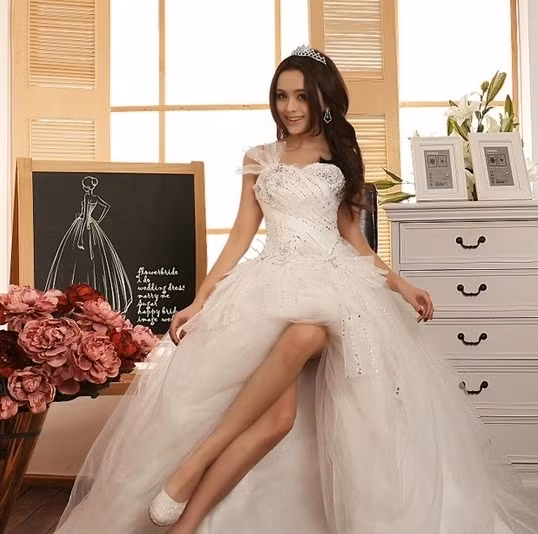 Nếu như trước đây, cô dâu thường chọn mặc váy cưới bồng bềnh, thì ngày nay các cô dâu có quyền lựa chọn thêm váy cưới ngắn, khoe đôi chân nuột nà. Diện váy này, mọi nỗi ưu phiền về sự nóng nực hay vướng víu đều được "thổi bay". (Ảnh:H) Xem thêm: Thời trang váy cưới 2012 / Bộ sưu tập váy xinh dành cho quý cô công sở. Nếu như trước đây, cô dâu thường chọn mặc váy cưới bồng bềnh, thì ngày nay các cô dâu có quyền lựa chọn thêm váy cưới ngắn, khoe đôi chân nuột nà. Diện váy này, mọi nỗi ưu phiền về sự nóng nực hay vướng víu đều được "thổi bay". (Ảnh:H) Xem thêm: Thời trang váy cưới 2012 / Bộ sưu tập váy xinh dành cho quý cô công sở.