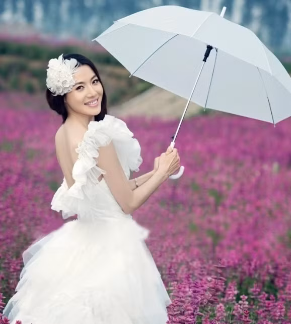 Tuyệt phẩm váy cưới dành cho cô dâu mùa hè. Giữa không gian rộng mở, sắc hoa tươi tắn, chiếc váy cưới bồng bềnh, điệu đà, độc đáo của người đẹp chẳng khác nào cánh bướm xinh dập dìu, dập dìu. (Ảnh:H) Xem thêm: Thời trang váy cưới 2012 / Bộ sưu tập váy xinh dành cho quý cô công sở. Tuyệt phẩm váy cưới dành cho cô dâu mùa hè. Giữa không gian rộng mở, sắc hoa tươi tắn, chiếc váy cưới bồng bềnh, điệu đà, độc đáo của người đẹp chẳng khác nào cánh bướm xinh dập dìu, dập dìu. (Ảnh:H) Xem thêm: Thời trang váy cưới 2012 / Bộ sưu tập váy xinh dành cho quý cô công sở.