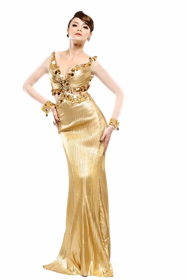 Chân dài Lê Trang cũng lộng lẫy khoe sắc trong thiết kế xẻ cổ sâu, khoe vẻ gợi cảm đầy lôi cuốn. Điểm đồng nhất của những mẫu thiết kế này là kiểu dáng sang trọng và quý phái, thích hợp cho những buổi tiệc hoàng tráng, lộng lẫy. Các chi tiết trang trí trên váy đều được thêu bằng tay rất cầu kỳ và kết đá pha lê để tạo vẻ lấp lánh, nổi bật. Xem thêm: Thời trang Sao Việt / Bật mí bí quyết trang điểm xinh. Chân dài Lê Trang cũng lộng lẫy khoe sắc trong thiết kế xẻ cổ sâu, khoe vẻ gợi cảm đầy lôi cuốn. Điểm đồng nhất của những mẫu thiết kế này là kiểu dáng sang trọng và quý phái, thích hợp cho những buổi tiệc hoàng tráng, lộng lẫy. Các chi tiết trang trí trên váy đều được thêu bằng tay rất cầu kỳ và kết đá pha lê để tạo vẻ lấp lánh, nổi bật. Xem thêm: Thời trang Sao Việt / Bật mí bí quyết trang điểm xinh.