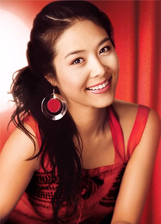 Ock Joo Hyun Ock Joo Hyun đã thành công trong “công cuộc” giảm cân của mình nhờ bí quyết kết hợp giữa yoga, luyện tập cardio và lượng thức ăn giàu protein. Cô tuân thủ một chế độ ăn kiêng nghiêm ngặt: không ăn thực phẩm chứa carbohydrate, không ăn đồ mặn, chỉ ăn rau và lườn gà. Theo Joo Hyun, tư thế yoga “một nửa vầng trăng” rất hiệu quả để có một vòng eo thon gọn. Xem thêm: Eo thon, da trắng với mộc nhĩ / Thời trang sao Việt. Ock Joo Hyun Ock Joo Hyun đã thành công trong “công cuộc” giảm cân của mình nhờ bí quyết kết hợp giữa yoga, luyện tập cardio và lượng thức ăn giàu protein. Cô tuân thủ một chế độ ăn kiêng nghiêm ngặt: không ăn thực phẩm chứa carbohydrate, không ăn đồ mặn, chỉ ăn rau và lườn gà. Theo Joo Hyun, tư thế yoga “một nửa vầng trăng” rất hiệu quả để có một vòng eo thon gọn. Xem thêm: Eo thon, da trắng với mộc nhĩ / Thời trang sao Việt.