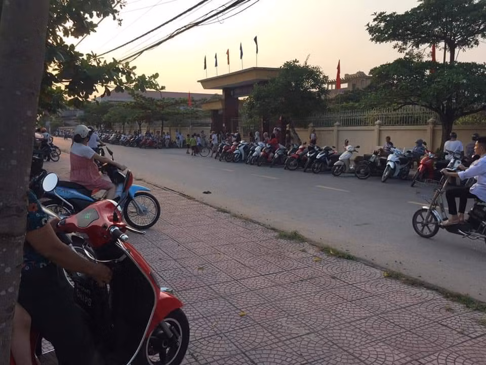 Hình ảnh phụ huynh trường tiểu học Nam Đào xếp hàng đón con (Ảnh:V.N)