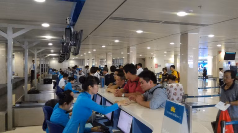 Khách làm thủ tục tại sân bay Tân Sơn Nhất, ảnh NLĐ Khách làm thủ tục tại sân bay Tân Sơn Nhất, ảnh NLĐ
