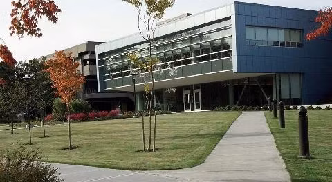 North Seattle là một trong những trường cao đẳng cộng đồng hàng đầu của bang Washington với bằng cấp được công nhận trên toàn hệ thống các trường cao đẳng, đại học của Mỹ.