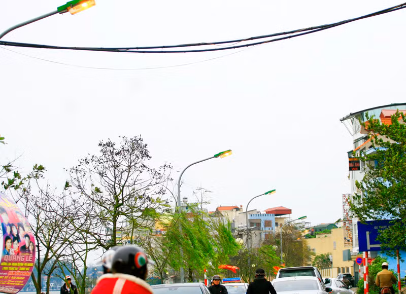 Đèn đường trên ven hồ Tây sáng cả cây số trưa ngày 9/3 khiến nhiều người đi đường "mắt tròn mắt dẹt"