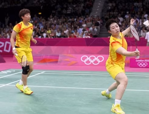 Cặp đôi cầu lông nữ số 1 thế giới Vu Dương, Vương Hiểu Lý bị Liên đoàn Olympic hủy bỏ tư cách thi đấu do gian lận cũng như không thi đấu hết mình. Theo đó, các cặp đấu Trung Quốc 1 - Hàn Quốc 1 và Indonesia - Hàn Quốc 2 đã diễn một vở kịch dở tệ trước hàng nghìn khán giả có mặt tại nhà thi đấu Wembley Arena. Không cặp đôi nào muốn thắng nhằm tránh đụng độ cường địch ở tứ kết. Trận Trung Quốc 1 (đương kim vô địch) gặp Hàn Quốc 1 khiến toàn bộ người theo dõi trực tiếp trận đấu bất bình. Cả hai đều biết rằng nếu giành chiến thắng, họ sẽ phải đụng độ Trung Quốc 2. Cặp đôi cầu lông nữ số 1 thế giới Vu Dương, Vương Hiểu Lý bị Liên đoàn Olympic hủy bỏ tư cách thi đấu do gian lận cũng như không thi đấu hết mình. Theo đó, các cặp đấu Trung Quốc 1 - Hàn Quốc 1 và Indonesia - Hàn Quốc 2 đã diễn một vở kịch dở tệ trước hàng nghìn khán giả có mặt tại nhà thi đấu Wembley Arena. Không cặp đôi nào muốn thắng nhằm tránh đụng độ cường địch ở tứ kết. Trận Trung Quốc 1 (đương kim vô địch) gặp Hàn Quốc 1 khiến toàn bộ người theo dõi trực tiếp trận đấu bất bình. Cả hai đều biết rằng nếu giành chiến thắng, họ sẽ phải đụng độ Trung Quốc 2.