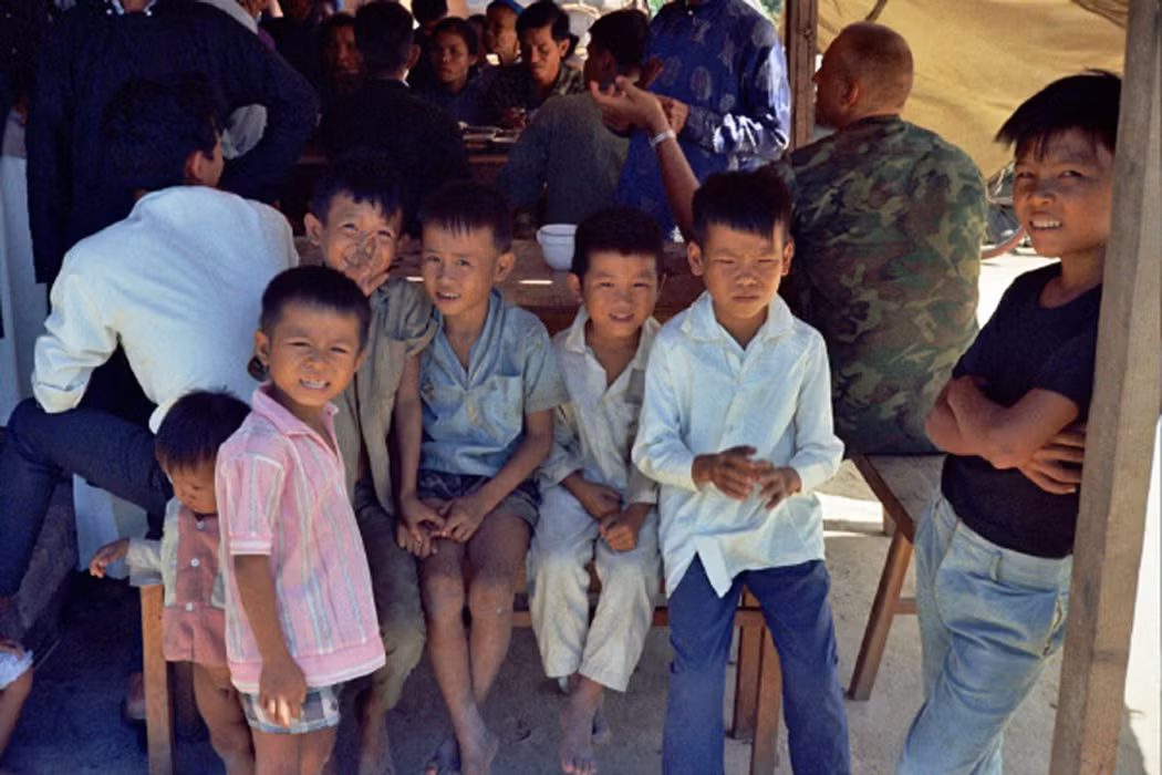 Cậu bé Joe (áo đen ngoài cùng bên phải) và những đứa em họ.