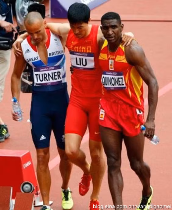 VĐV điền kinh Lưu Tường, trước khi gặp chấn thương khi chạy vượt rào tại Olympic London, Lưu Tường từng là kỳ vọng của 1,3 tỷ người dân Trung Quốc, đó quả là một áp lực nặng tựa núi. Thế nhưng một áp lực lớn hơn nữa dành cho Lưu Tường chính là từ phía các nhà tài trợ. Theo một nguồn tin cho hay, trước khi tham dự Thế vận hội năm nay, Lưu Tường đã ký 17 hợp đồng quảng cáo với tổng trị giá hàng tỷ USD. Và vì vậy, bất luận VĐV điền kinh này có bị chấn thương hay không thì Thế vận hội lần này vẫn sẽ là tác nhân để đưa cựu hoàng kiếm tiền lên một đỉnh cao mới.