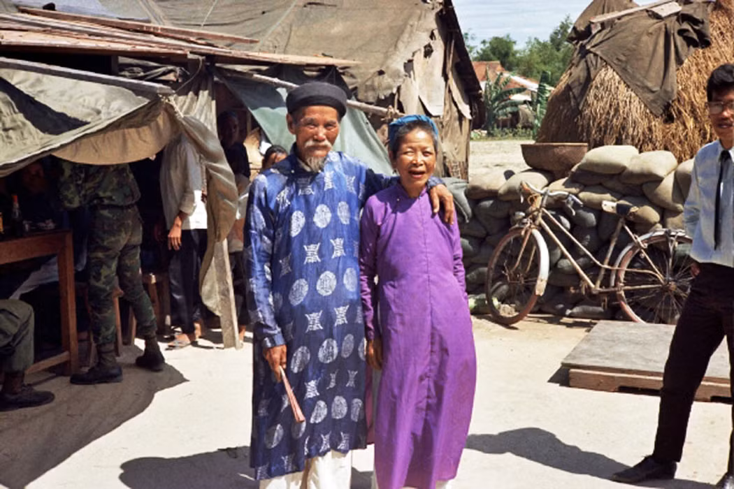 Bố mẹ chú rể chụp hình chung.