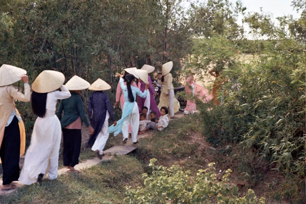 Khách khứa và phù dâu trở về nhà gái.