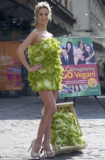 Chantelle Houghton trong một chiến dịch của PETA tại London. Ảnh. Earthtimes.