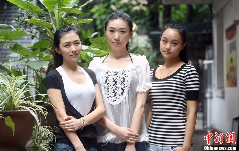 Mặt mộc của các tân hoa hậu Trùng Khánh khi đi làm từ thiện. Từ trái qua: Á hậu 1 Dương An Kỳ, hoa hậu Nghiêm Manh (giữa) và Á hậu 2 Đào Ngọc Khiết.