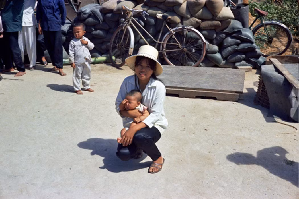 Mẹ và con trai nhỏ; chị của chú rể.