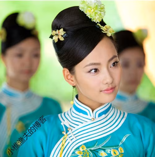 Trương Gia Ni trong vai một tiểu thư có suy nghĩ chín chắn, tính tình tỉ mỉ chi tiết trong phim “Cung 2”. Một mỹ nhân trí tuệ cừ khôi, sắc đẹp không ai bì kịp. Điều khiến khán giả ấn tượng nhiều nhất ở vai diễn của Trương Gia Ni là trang phục đẹp mắt của cô, thực sự là rất hợp với người đẹp. Trương Gia Ni trong vai một tiểu thư có suy nghĩ chín chắn, tính tình tỉ mỉ chi tiết trong phim “Cung 2”. Một mỹ nhân trí tuệ cừ khôi, sắc đẹp không ai bì kịp. Điều khiến khán giả ấn tượng nhiều nhất ở vai diễn của Trương Gia Ni là trang phục đẹp mắt của cô, thực sự là rất hợp với người đẹp.