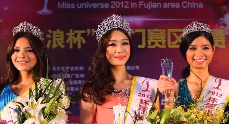 Top 3 Hoa hậu Ma Cao 2012. Từ trái qua Á hậu Lý Lâm (trái), hoa hậu Hoàng Dĩnh Lợi (giữa) và Á hậu 2 Trương Phi Lợi.