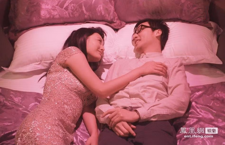 Ngoài những cảnh quay khi “hành nghề” ở trung tâm mát-xa, trong phim còn nhiều pha thân mật của nam nữ diễn viên trong phòng riêng.