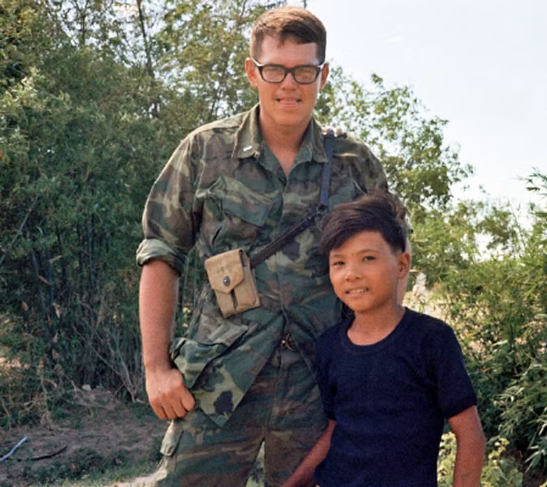 Tác giả và cậu bé Joe.