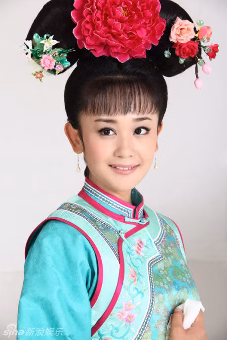 Nữ diễn viên Hải Lục vai Hạ Tử Vy trong Tân hoàn châu cách cách tuy không được đánh giá cao nhưng trang phục của cô cũng được đầu tư kỹ càng và đẹp mắt. Nữ diễn viên Hải Lục vai Hạ Tử Vy trong Tân hoàn châu cách cách tuy không được đánh giá cao nhưng trang phục của cô cũng được đầu tư kỹ càng và đẹp mắt.