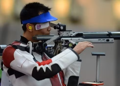 Các xạ thủ TQ thất bại nặng nề. Đội tuyển bắn súng TQ qua các kỳ Olympic từng làm người dân nước này mừng vui khôn xiết tại Olympic Bắc Kinh 2008 với 5 HCV, thế nhưng tại London 2012, đội bắn súng TQ đã thất bại khi chỉ giành 2 HCV. Những xạ thủ như Đỗ Lệ, Châu Khởi Nam…thậm chí còn không đạt HC nào, tuy biết ở hạng mục bắn súng còn có tính chất ngẫu nhiên và nặng về tâm lý, thế nhưng trình độ tụt hạng đã thực sự là một vấn đề. Các xạ thủ TQ thất bại nặng nề. Đội tuyển bắn súng TQ qua các kỳ Olympic từng làm người dân nước này mừng vui khôn xiết tại Olympic Bắc Kinh 2008 với 5 HCV, thế nhưng tại London 2012, đội bắn súng TQ đã thất bại khi chỉ giành 2 HCV. Những xạ thủ như Đỗ Lệ, Châu Khởi Nam…thậm chí còn không đạt HC nào, tuy biết ở hạng mục bắn súng còn có tính chất ngẫu nhiên và nặng về tâm lý, thế nhưng trình độ tụt hạng đã thực sự là một vấn đề.