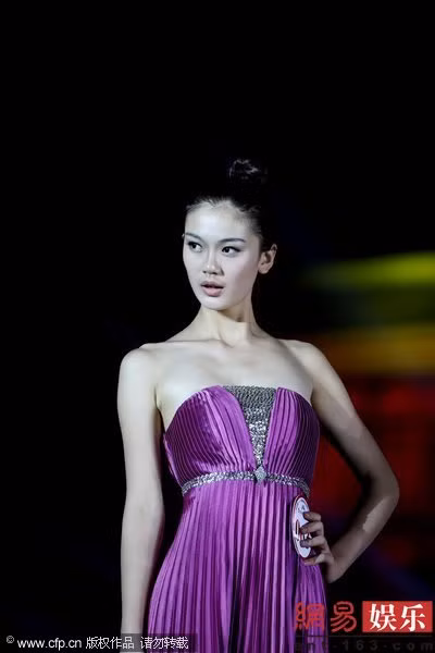 Triệu Mỹ Quyên trong phần trình diễn trang phục dạ hội. Triệu Mỹ Quyên trong phần trình diễn trang phục dạ hội.