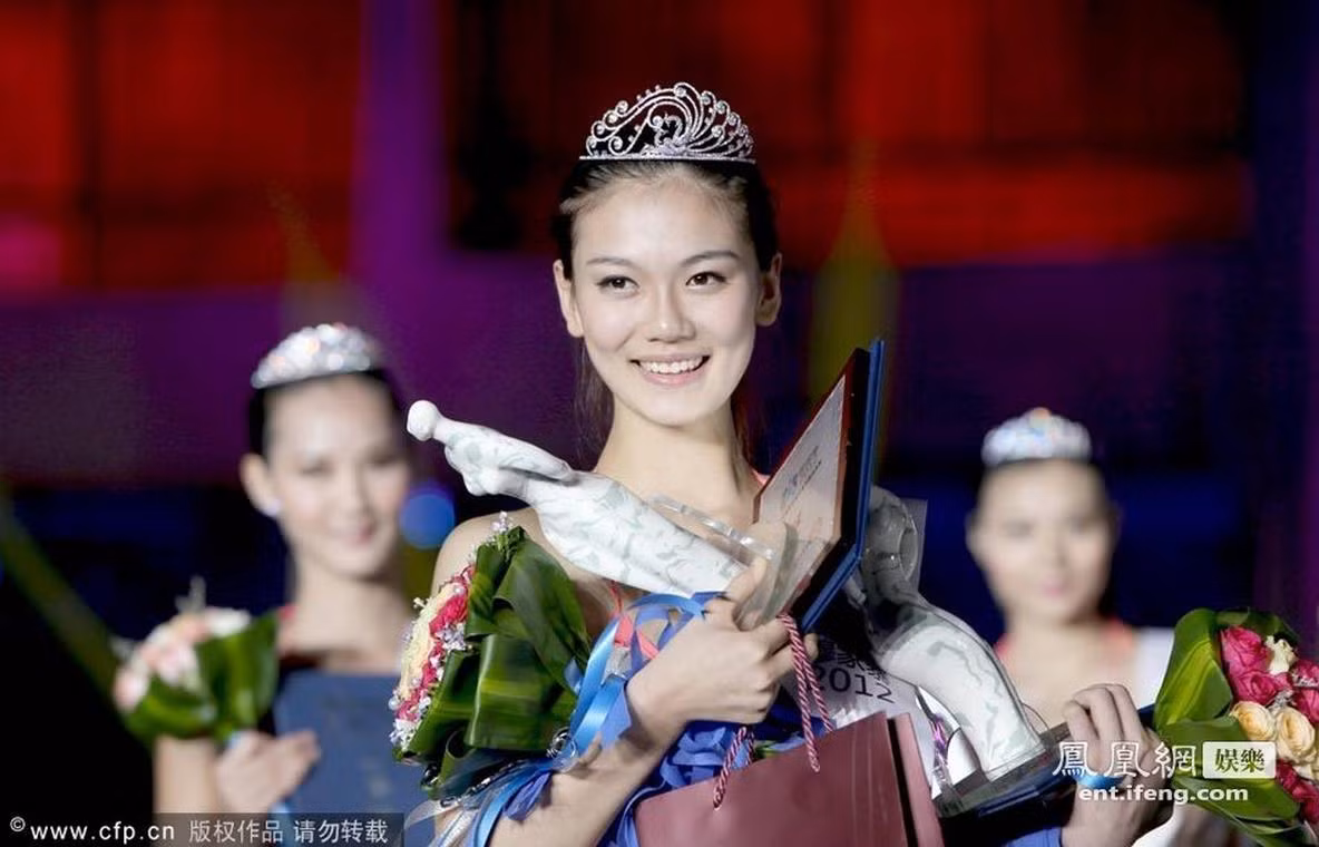 Tân hoa hậu sẽ đại diện cho Trung Quốc tham dự Hoa hậu Bikini Quốc tế 2012. Tân hoa hậu sẽ đại diện cho Trung Quốc tham dự Hoa hậu Bikini Quốc tế 2012.