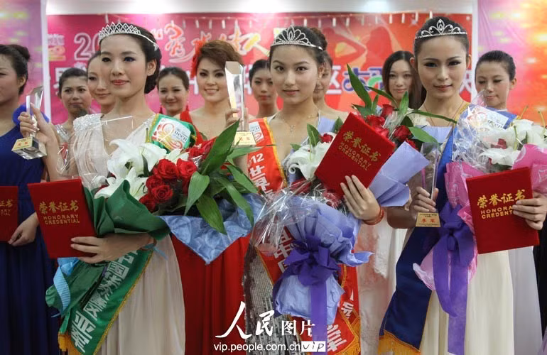 Top 3 Hoa hậu Du lịch thế giới tỉnh An Huy. Hoa hậu Phan Lệ (giữa), Á hậu 1 Khám Tây (trái) và Á hậu 2 Ngô Đại Nhụy.