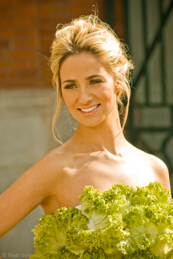Thực sự quyến rũ trong bộ trang phục độc đáo, Chantelle Houghton nổi bật tại đường phố London. Ảnh. Earthtimes.