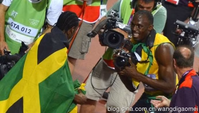 Usain Bolt, VĐV điền kinh đầu tiên trên thế giới bảo vệ thành công 2 tấm HCV ở 2 nội dung chạy ngắn 100m và 200m ở 2 kỳ Olympic liên tiếp cho đội tuyển Jamaica. Sau khi ghi được thành tích đi vào lịch sử điền kinh, giá trị của Bolt là điều không thể phủ nhận, theo một nguồn tin cho biết mỗi giây tham gia quảng cáo của vận động viên điền kinh da màu này trị giá 2 triệu USD, một con số thật khiến người khác phải giật mình.