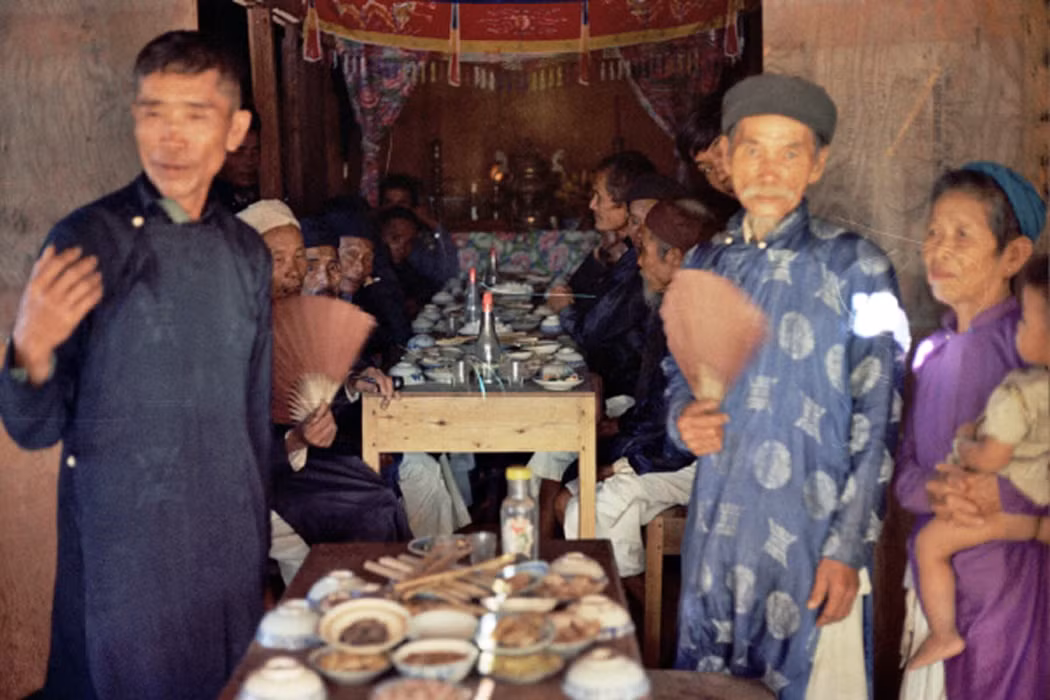 Tiệc cưới đã được bày sẵn trên bàn.