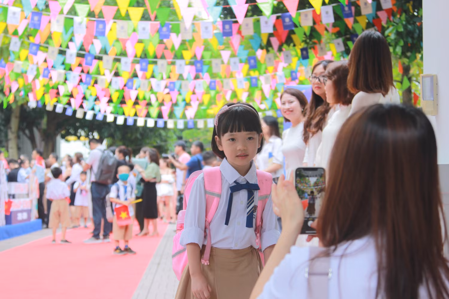 Cho con em tham gia bảo hiểm y tế, bảo hiểm thân thể là đảm bảo quyền lợi cho các em khi không may bị tai nạn, ốm đau. (Ảnh minh họa: Mạnh Đoàn)