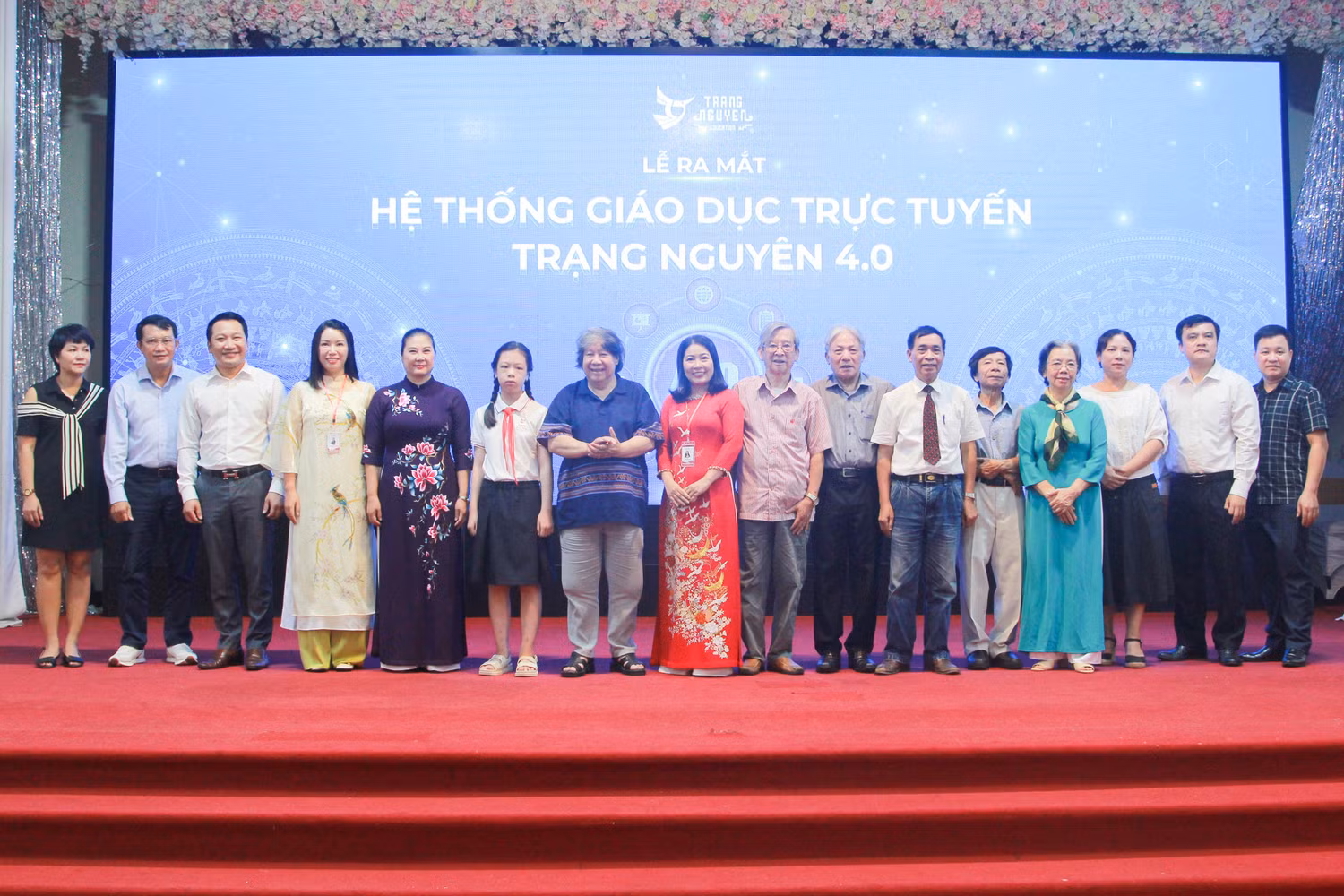Chụp lưu niệm giữa các khách mời và lãnh đạo Trạng Nguyên Education tại sau lễ ra mắt Trạng Nguyên 4.0 Chụp lưu niệm giữa các khách mời và lãnh đạo Trạng Nguyên Education tại sau lễ ra mắt Trạng Nguyên 4.0