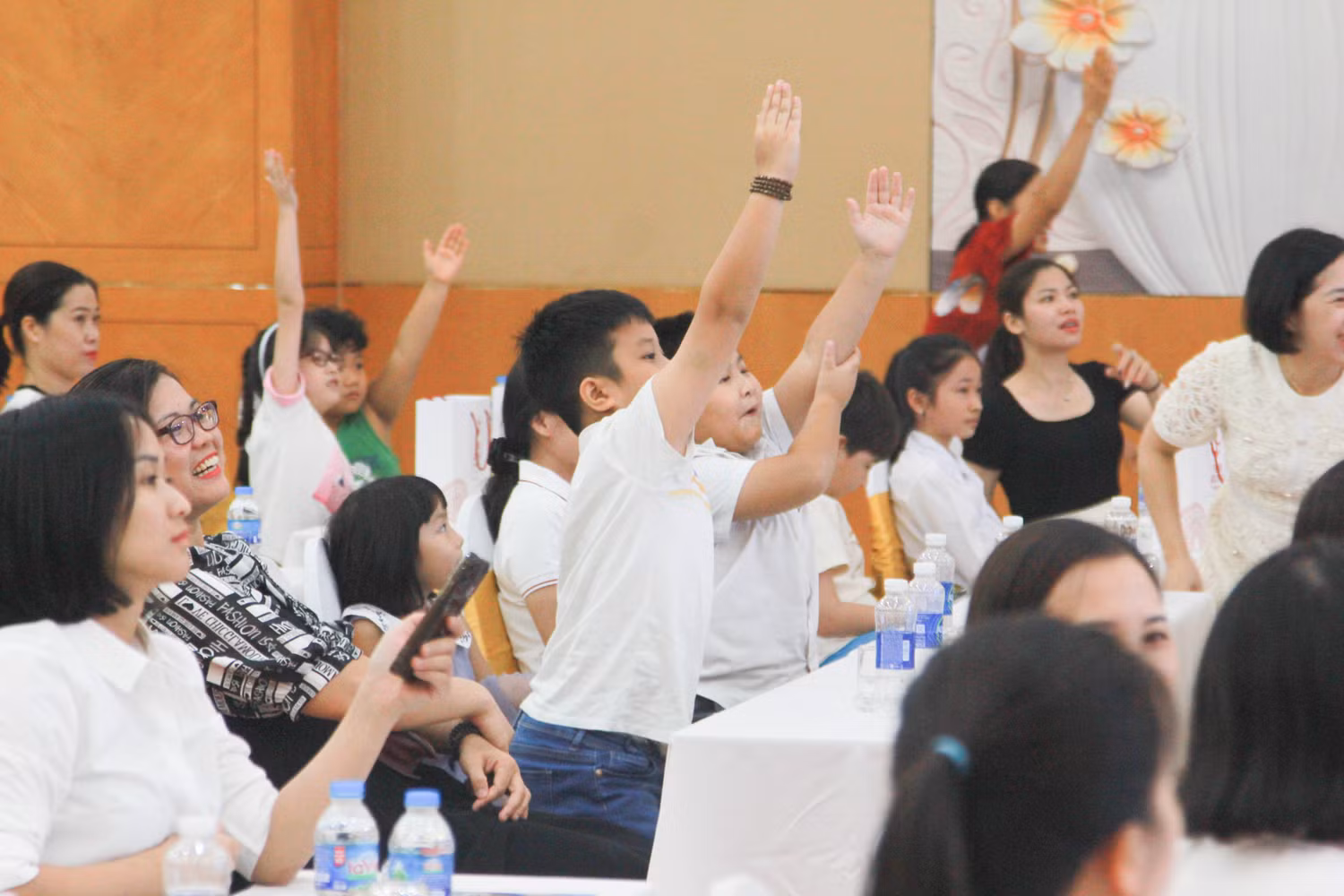 Tại sự kiện cũng đã diễn ra các phần chơi "túi ba gang" cho các học sinh, phụ huynh và giáo viên. Tại sự kiện cũng đã diễn ra các phần chơi "túi ba gang" cho các học sinh, phụ huynh và giáo viên.
