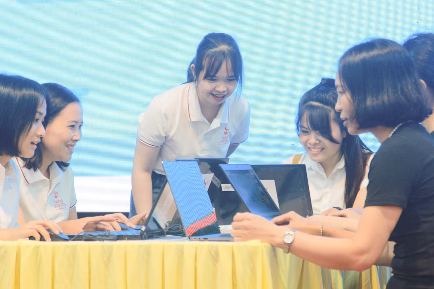 Các giáo viên tham dự tranh tài. Các giáo viên tham dự tranh tài.