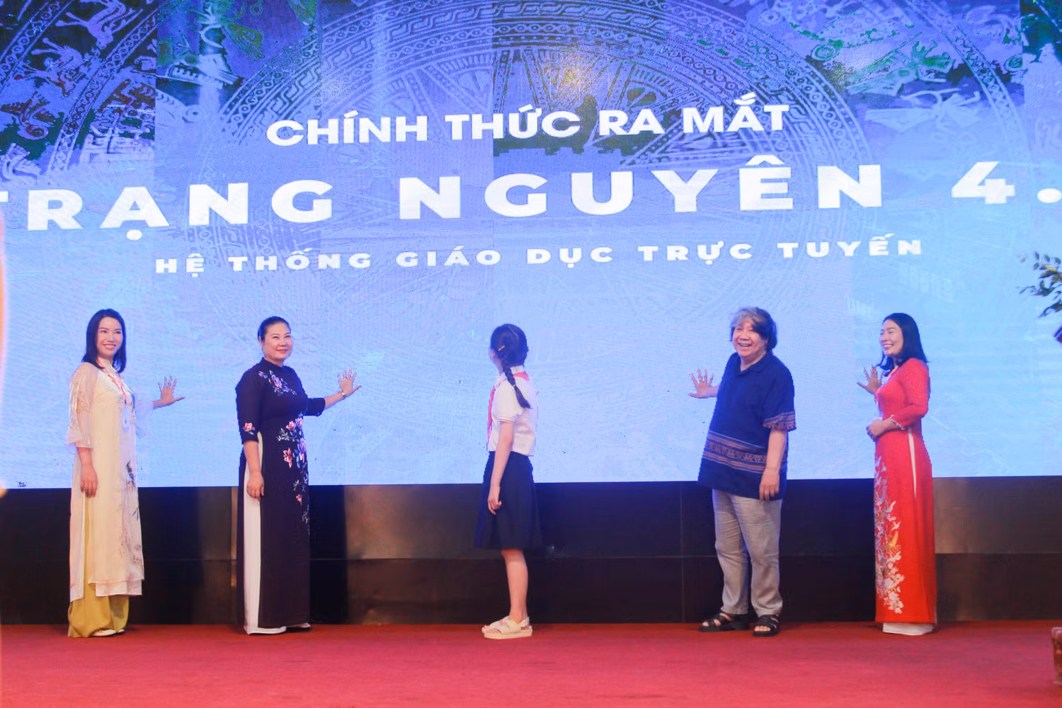 Giây phút chạm tay chính thức ra mắt Trạng Nguyên 4.0 Giây phút chạm tay chính thức ra mắt Trạng Nguyên 4.0