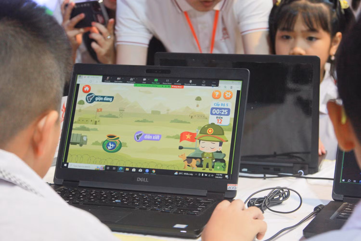Các học sinh tham dự sự kiện trải nghiệm giao diện phần game "túi ba gang" của Trạng Nguyên Tiếng Việt giao diện 4.0. (Ảnh: Mạnh Đoàn) Các học sinh tham dự sự kiện trải nghiệm giao diện phần game "túi ba gang" của Trạng Nguyên Tiếng Việt giao diện 4.0. (Ảnh: Mạnh Đoàn)