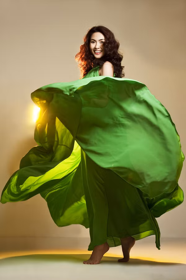Bay bổng với sắc màu tươi tắn. Trông mỹ nữ hàng đầu showbiz Việt rất giống diễn viên múa, đang phiêu bồng theo điệu nhạc. Ngoài shoot hình này của Phạm Hoài Nam, hình như chưa thấy "cô Trúc" bay bổng đẹp như thế bao giờ. (Ảnh: 24h) Bay bổng với sắc màu tươi tắn. Trông mỹ nữ hàng đầu showbiz Việt rất giống diễn viên múa, đang phiêu bồng theo điệu nhạc. Ngoài shoot hình này của Phạm Hoài Nam, hình như chưa thấy "cô Trúc" bay bổng đẹp như thế bao giờ. (Ảnh: 24h)