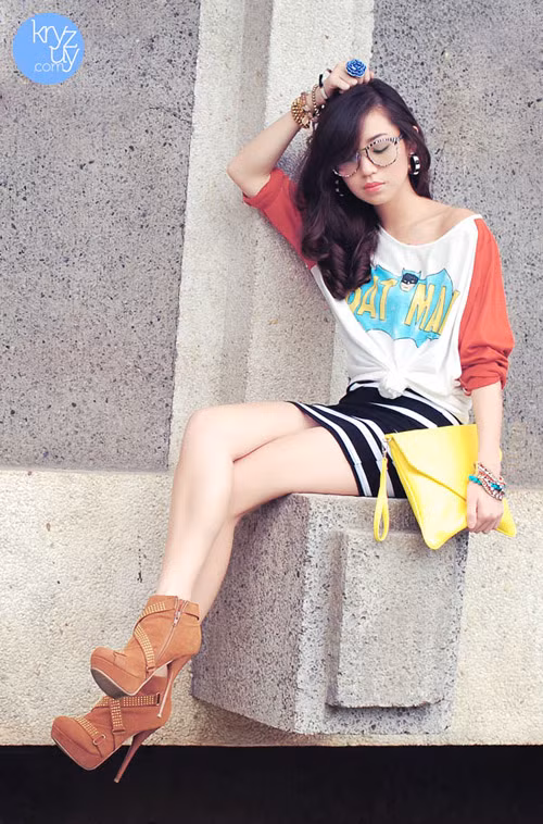 Trẻ trung, xì tin với áo pull màu mè, in hình họa ngộ ngĩnh. Nếu kết hợp với quần jeans thì chẳng có gì phải bàn, nhưng khi kết hợp cùng chân váy kẻ, bốt cao thời thượng... lại tạo thành style thời trang ấn tượng dành cho bạn gái. Trong trường hợp cảm thấy thiếu tự tin về đôi chân, bạn có thể đi thêm đôi tất mỏng màu da, hoặc tất lưới cũng rất đẹp. Thế mới biết, vì sao cô nàng blogger Kryz Uy này lại nổi tiếng đến thế trên cộng đồng mạng. Trẻ trung, xì tin với áo pull màu mè, in hình họa ngộ ngĩnh. Nếu kết hợp với quần jeans thì chẳng có gì phải bàn, nhưng khi kết hợp cùng chân váy kẻ, bốt cao thời thượng... lại tạo thành style thời trang ấn tượng dành cho bạn gái. Trong trường hợp cảm thấy thiếu tự tin về đôi chân, bạn có thể đi thêm đôi tất mỏng màu da, hoặc tất lưới cũng rất đẹp. Thế mới biết, vì sao cô nàng blogger Kryz Uy này lại nổi tiếng đến thế trên cộng đồng mạng.