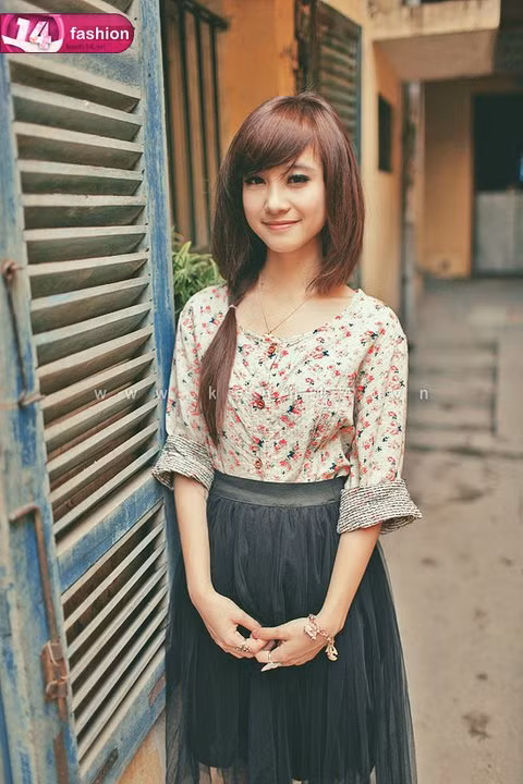 Được tạo hình style Vintage, June Vũ có cơ hội khoe trọn vẹn vẻ đẹp ngọt ngào, trong sáng. Những bạn nữ yêu thích phong cách kute girl cũng có thể "học lỏm".