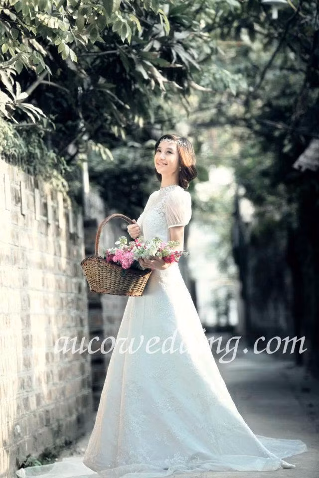 Chiếc váy cưới này đơn giản, nhẹ nhàng hơn so với váy cưới bồng bềnh ở trên. Có thể là gợi ý tuyệt vời dành cho cô dâu có vóc dáng mảnh mai, yểu điệu thục nữ.
