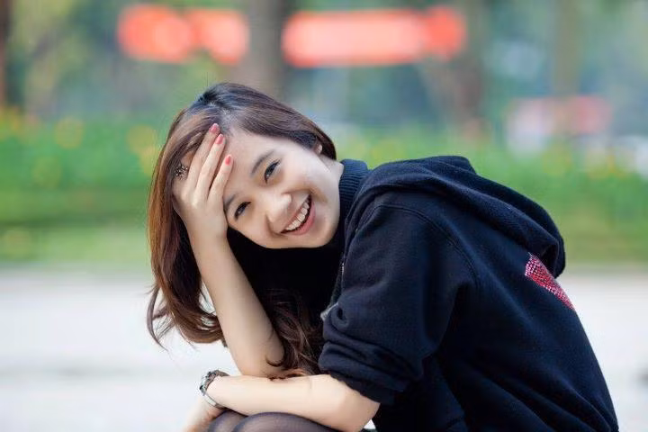 Nhí nhảnh, cực kỳ xì tin. Móng tay hồng đào giúp sức cho "chủ nhân" được tươi tắn hơn.