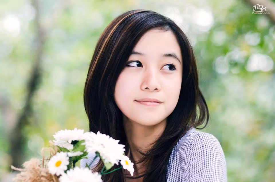 Chiếc mũi cao xinh xắn là nét nổi bật trên khuôn mặt June Vũ. Nhờ có chiếc mũi xinh ở vị trí trung tâm, các đường nét còn lại được kết hợp hài hòa.