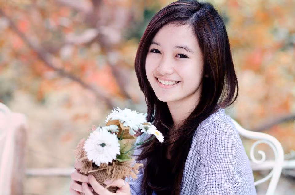 Không rực rỡ, không gợi cảm, June Vũ mang vẻ đẹp trong sáng và thuần khiết. Nhiều người đã phải ồ lên khi ngắm nhìn bức hình này, trông June Vũ rất giống sao nữ YoonA của Hàn Quốc, thậm chí còn... đẹp hơn.